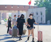 女孩穿露脐装被说不得体,女孩穿露脐装引发的得体争议